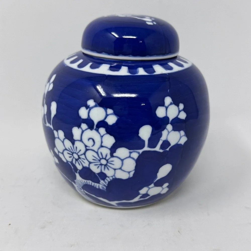 Small Vintage Blue & White Porcelain Chinoiserie Ginger Jar with Lid